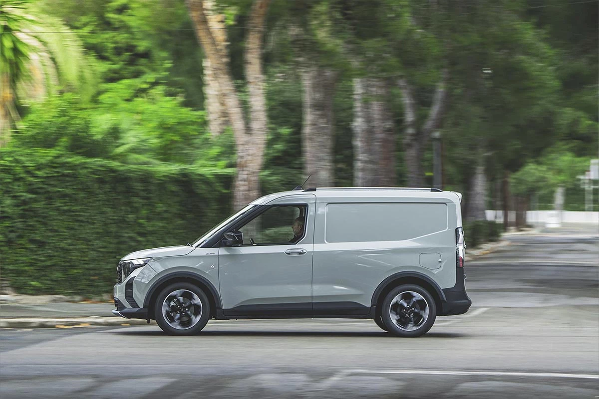 Nuovo Transit Courier Ford Pro Furgone