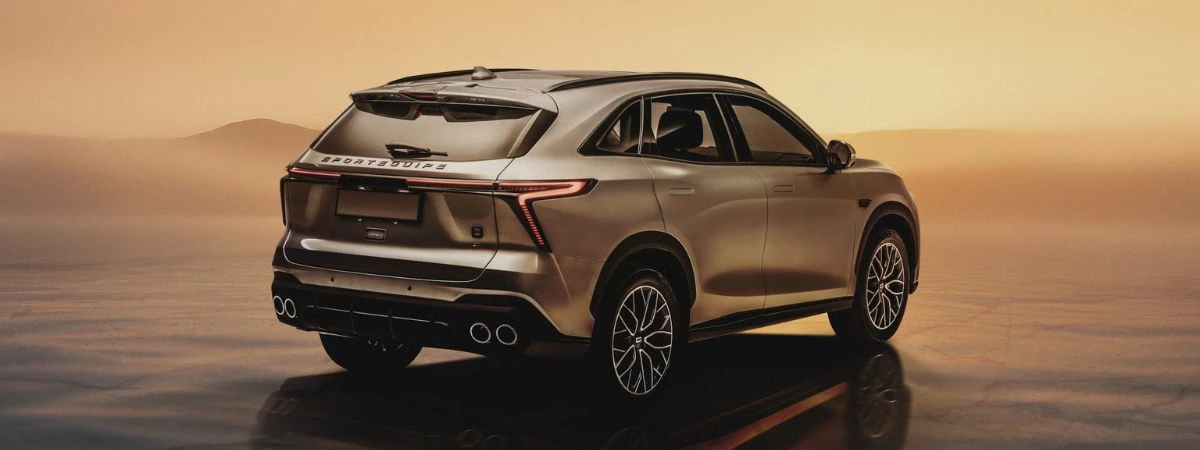 Veduta Esterna Posteriore Della Sportequipe 8 GT Auto Di Colore Grigio Con Nello Sfondo Un Lago E Delle Montagne Trovala Da Reduzzi Motor A Treviglio 1