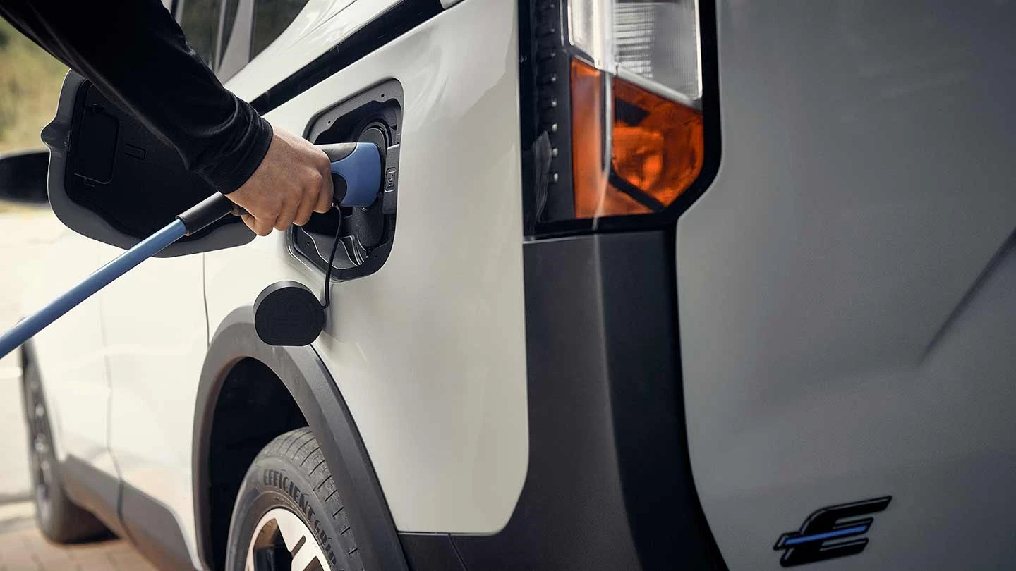 Tourneo Courier Ford Elettrico Ricarica